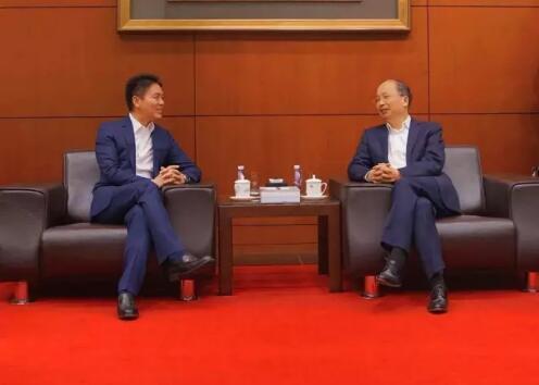 中國工商銀行董事長易會(huì)滿和京東集團(tuán)董事局主席兼首席執(zhí)行官劉強(qiáng)東見證了雙方合作協(xié)議的簽署。 