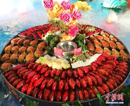 小龍蝦橫行德國(guó)柏林 政府鼓勵(lì)吃貨們大快朵頤！