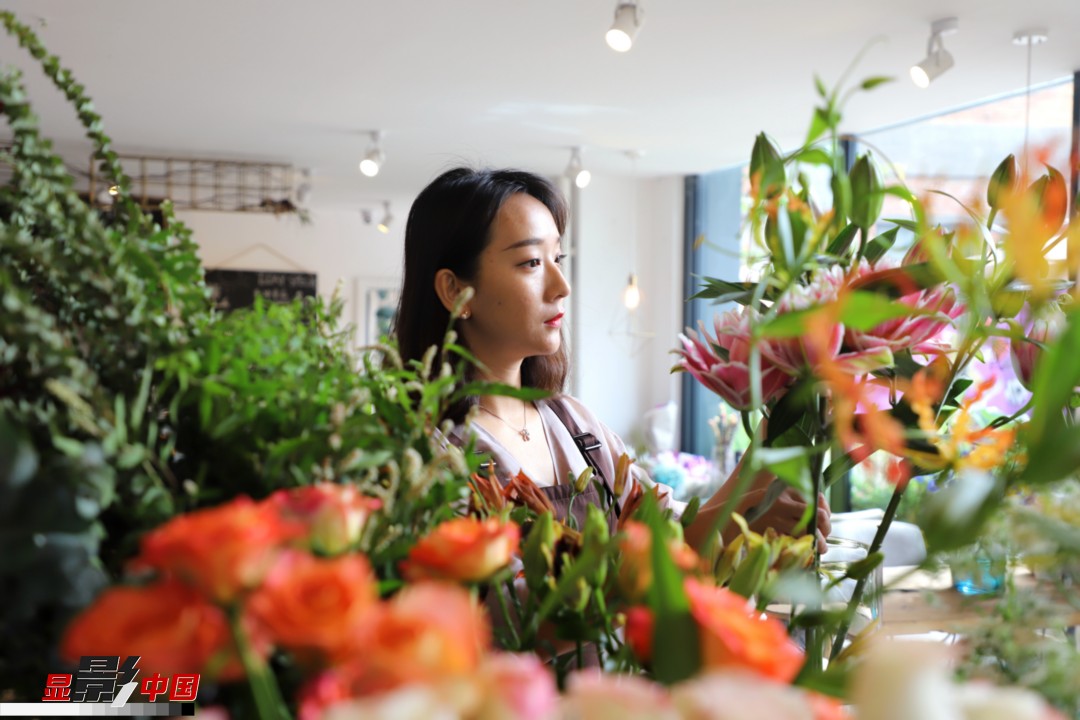 每天和花打交道是一個幸福的職業(yè)，但同時也充滿壓力和挑戰(zhàn)，“花在呈現給客人的那一瞬間是美好的，但前面的每一個步驟都是很辛苦的。”王黎媛說，花藝是最原始的手工藝產品，沒有辦法機械化、流程化和規(guī)?；?，必須要用雙手一點點地賦予其生命和美感。圖為王黎媛在挑選制作花束的鮮花。新華網 周亞平/攝 念新洪/文